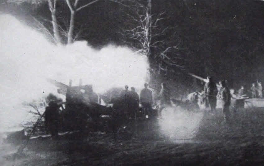 Soviet 152mm Howitzers bombarding Breslau 