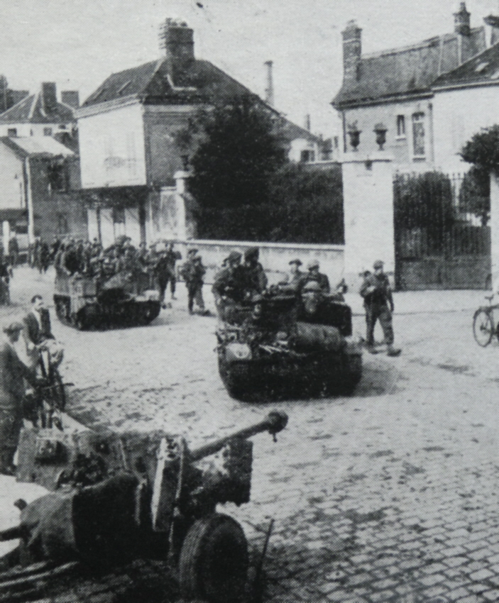 6-pdr anti-tank gun and Universal Carriers across the Seine 