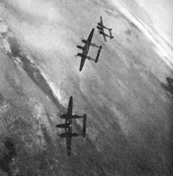 Formation of Lockheed P-38 Lightnings peeling off 
