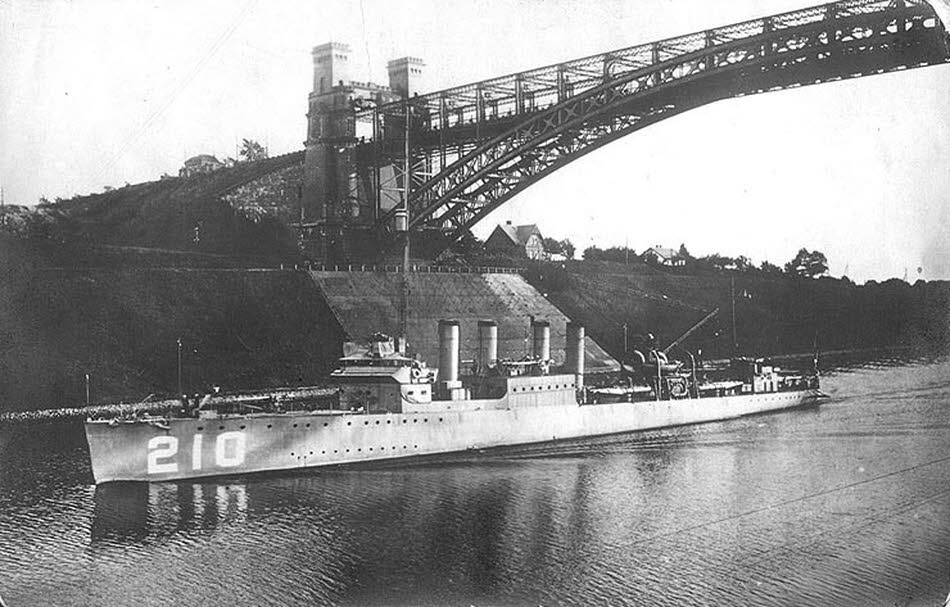 USS Broome (DD-210), Levensau Bridge, Kiel Canal, 1920 