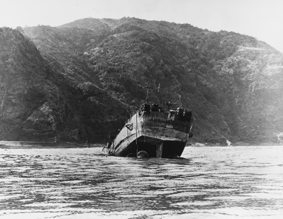 USS Halligan (DD-584) aground off Tokashiki Island, March 1945 