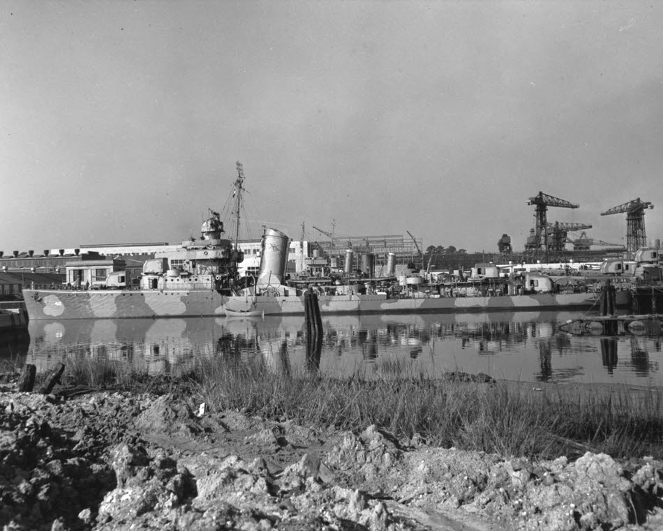 USS Charleston (DD-412) at Charleston, 1942 
