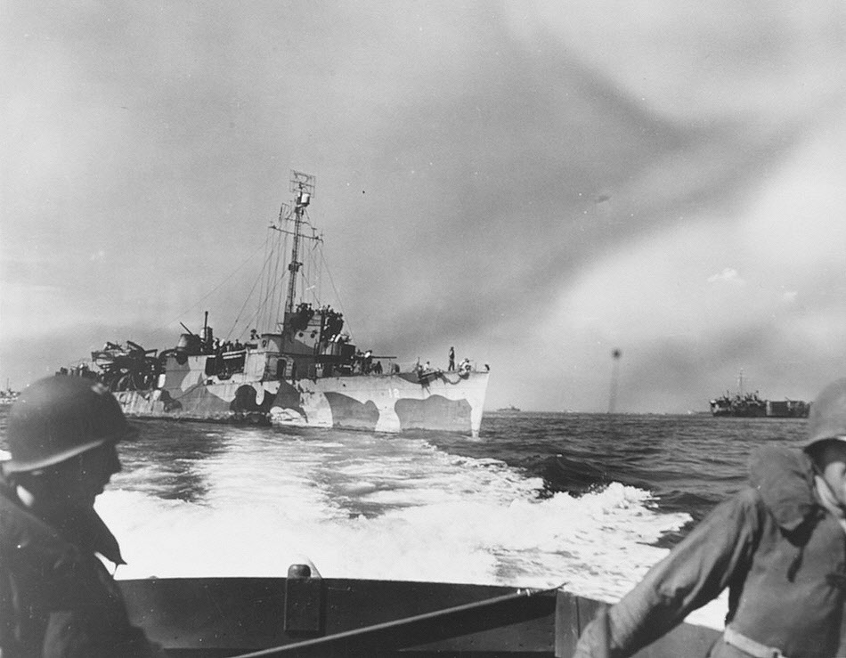 USS Humphreys (APD-12) at Leyte Gulf, 21 October 1944