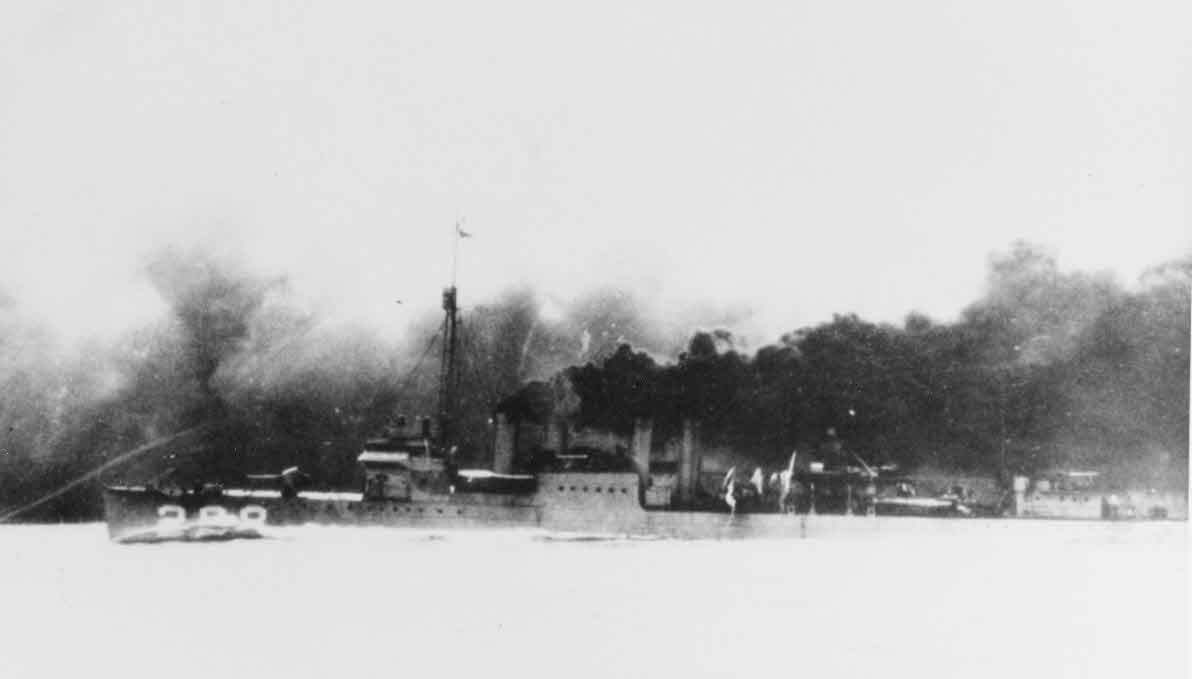 USS Percival (DD-298) making a smokescreen 