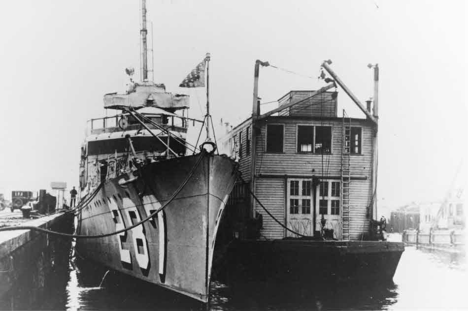 USS Putnam (DD-287) from the front 