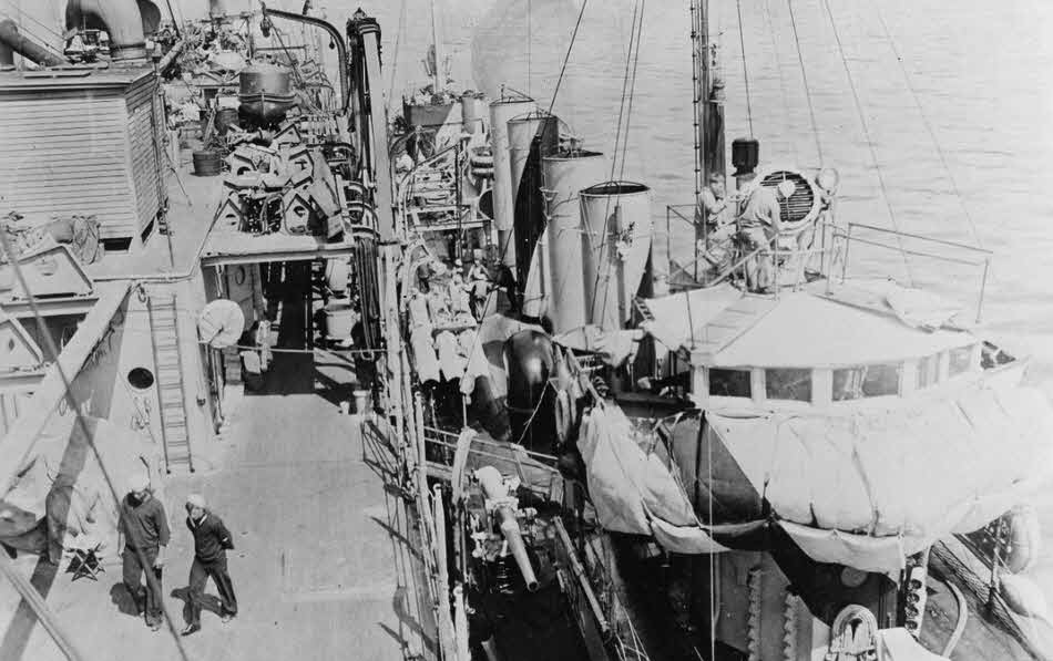 USS Sampson (DD-63) alongside USS Melville, 1918 