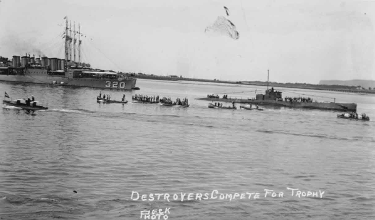USS Selfridge (DD-329) and USS S-25 (SS-313) at power-boat race 