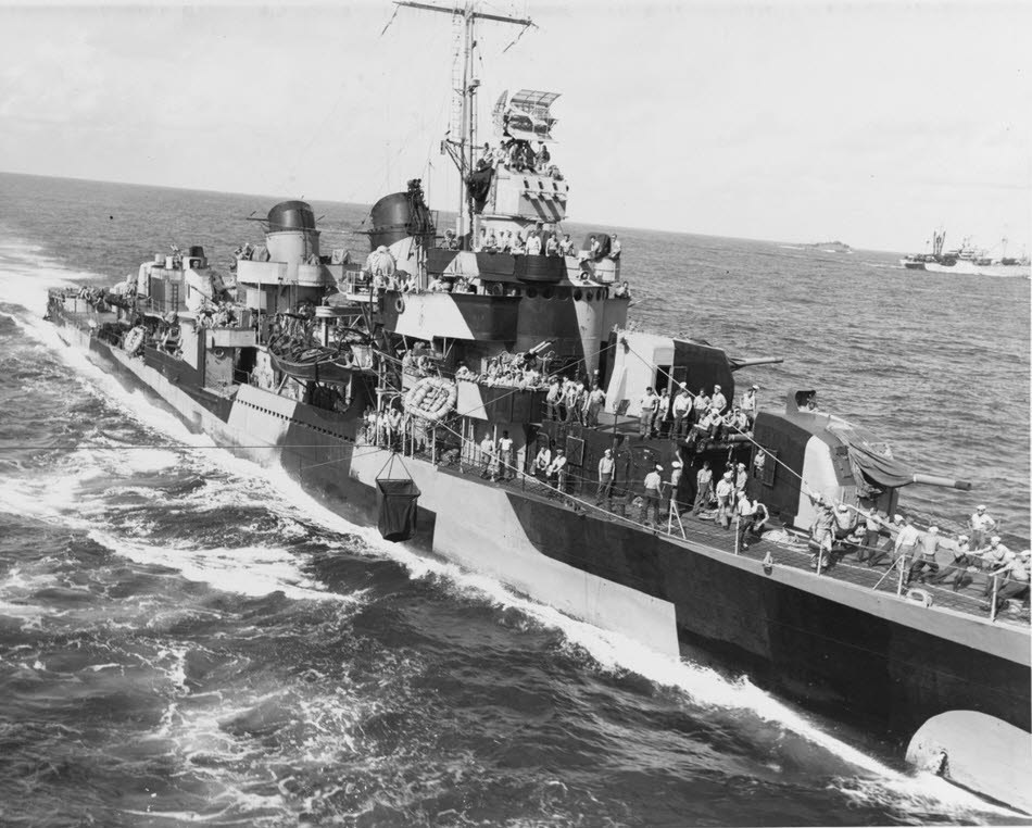USS Stanly (DD-478) transferring mail to USS Hansford (APA-106) 