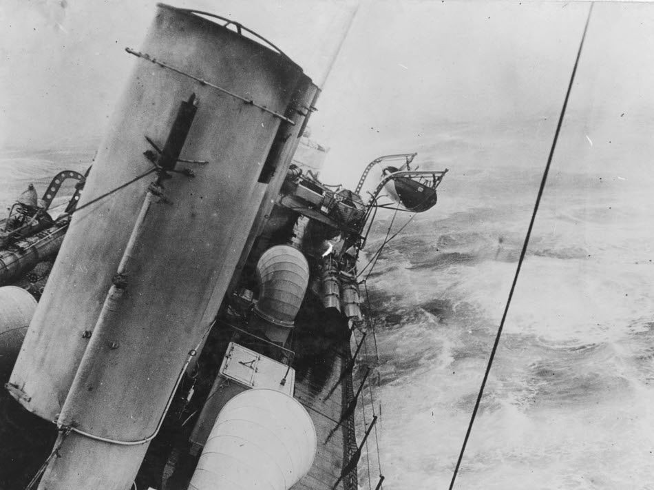 USS Wadsworth (DD-60) in rough seas 