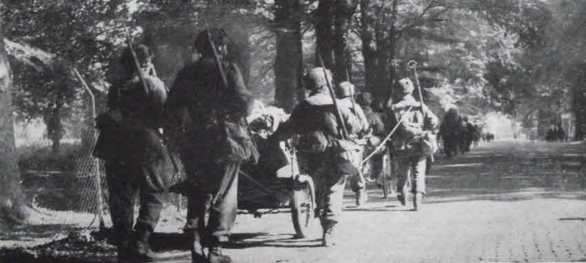 Airborne Troops advancing towards Arnhem 
