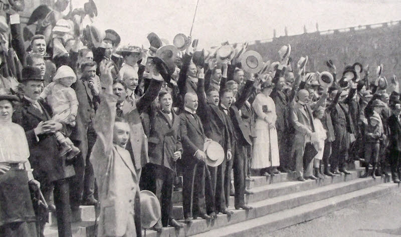 German crowds cheer Kaiser Wilhelm II, 1914 