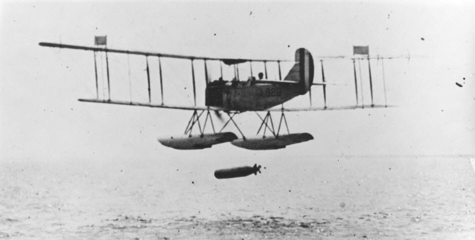 Curtiss R-6L dropping a torpedo 