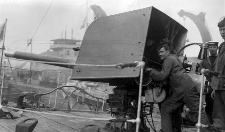 4in Gun on bow of HMAS Huon