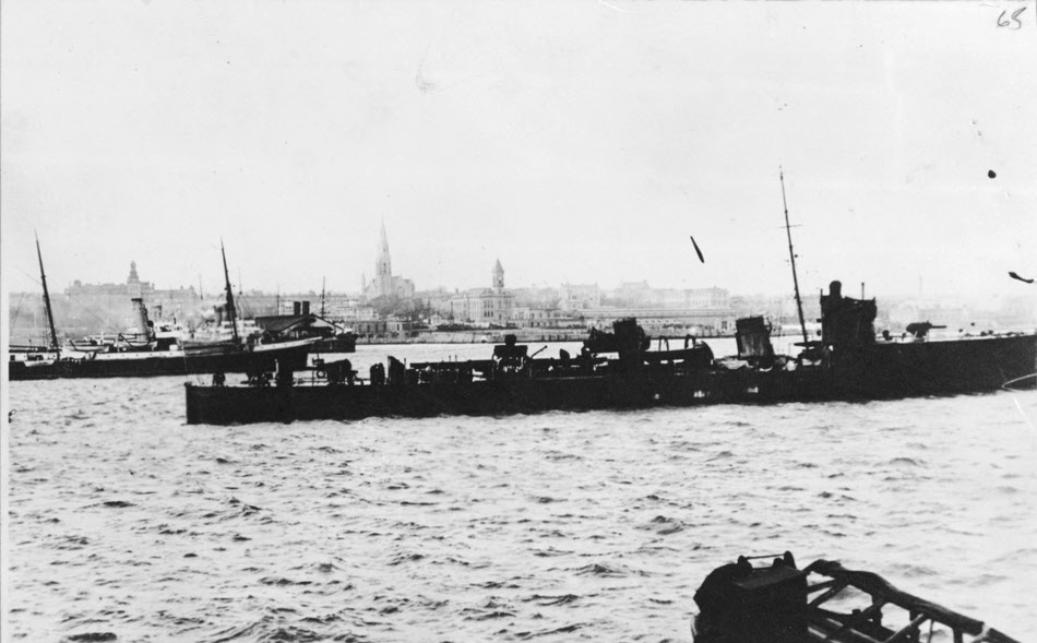 HMS Archer from the right