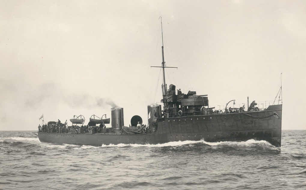 HMS Kale from the right 