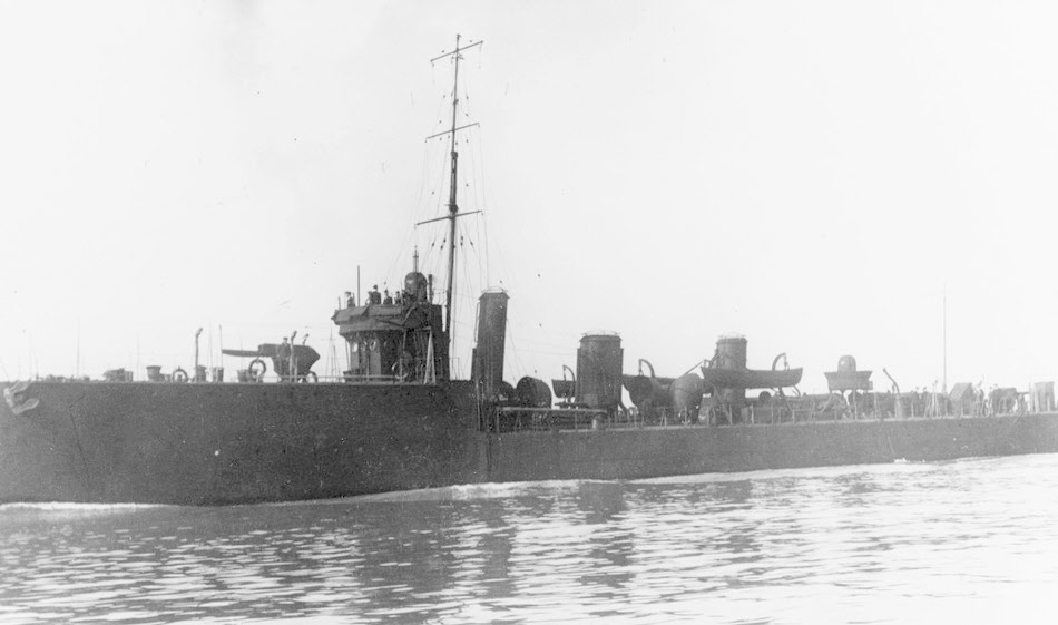 HMS Lyra from the left 