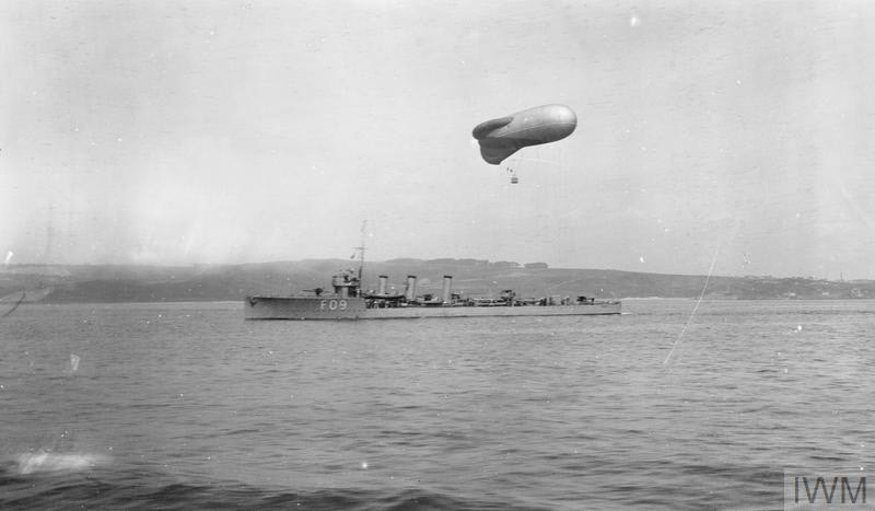 HMS Onslow towing kite balloon, Kincaldy