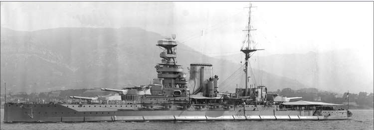 Side view of HMS Queen Elizabeth 
