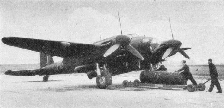 Mosquito being armed with 4,000lb bomb 