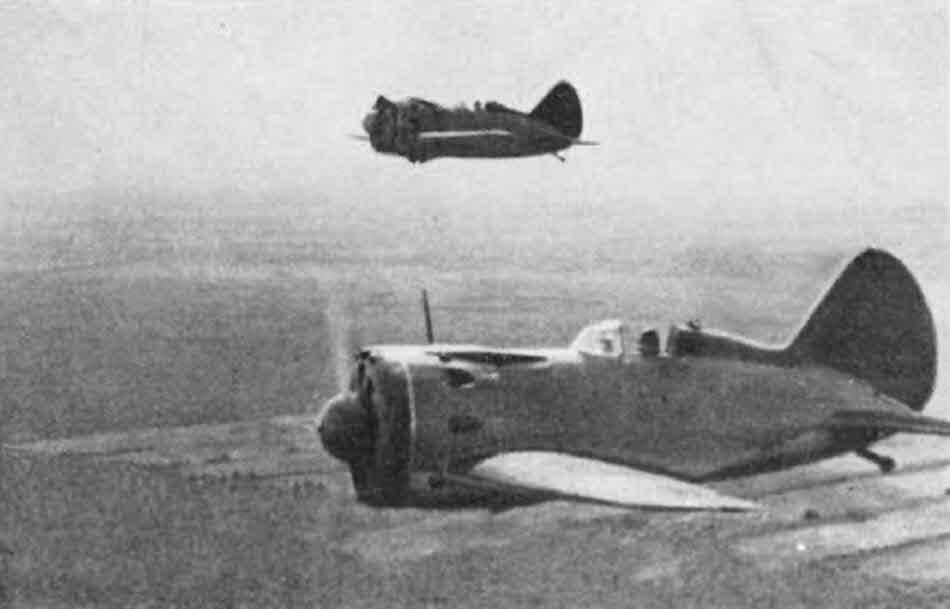 Polikarpov I-16 from the left 