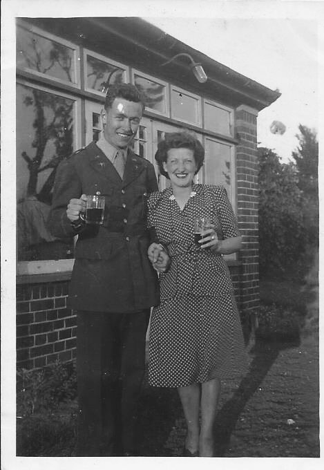 Ruby Palmer, landlady of Greyhound Pub, Hethersett, with USAAF servicemen (2 of 2) 