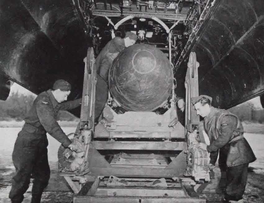 Loading a Tallboy into a Lancaster 