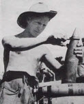 British gunner fusing a 25-pounder shell 
