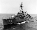 USS Hunt (DD-674) refueling from USS Tarawa, 1959 