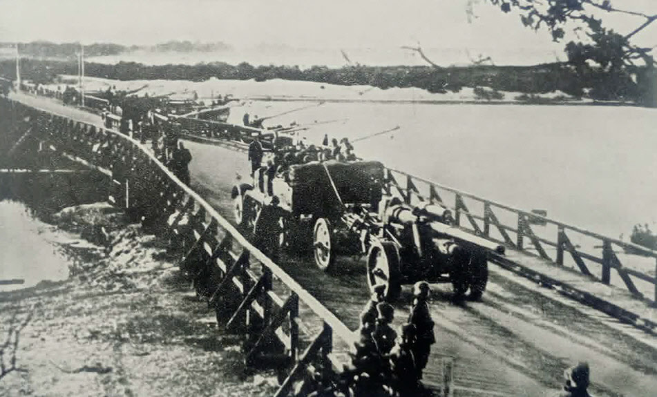 10cm sK 18 being towed over Soviet bridge 