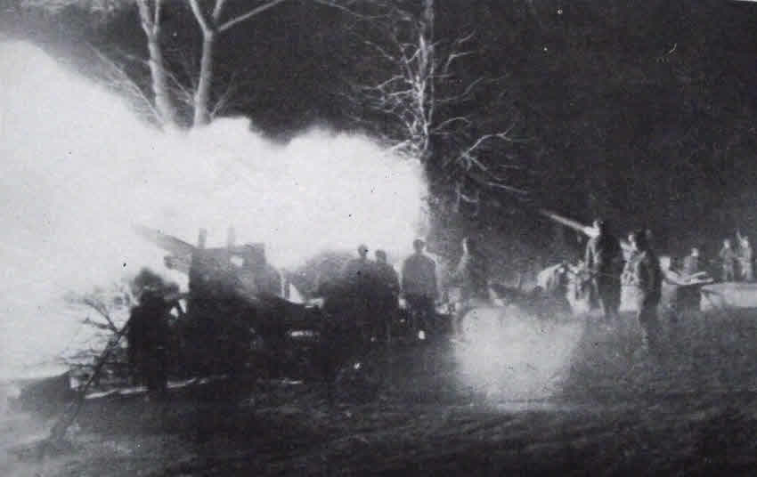 Soviet 152mm Howitzers bombarding Breslau 