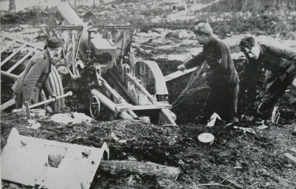 15cm sIG33 manned by Dutch Nazis 