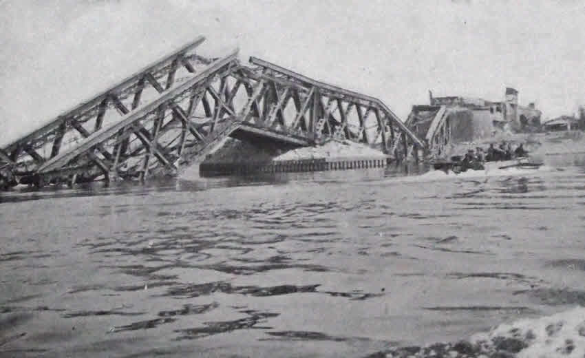 Amphibious Tank crosses Rhine at Wesel 