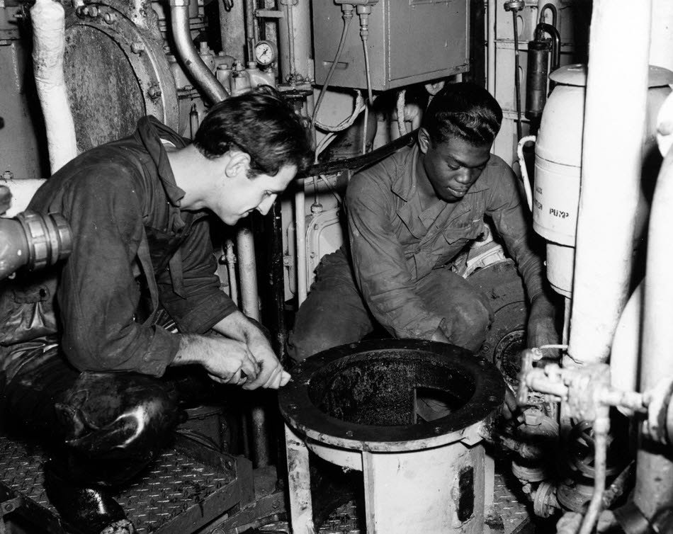 MM3 Banks and Hunt preparing for inspection, 1968 