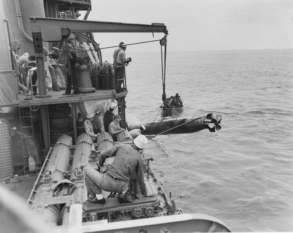 USS Dunlap (DD-384) recovers a torpedo 