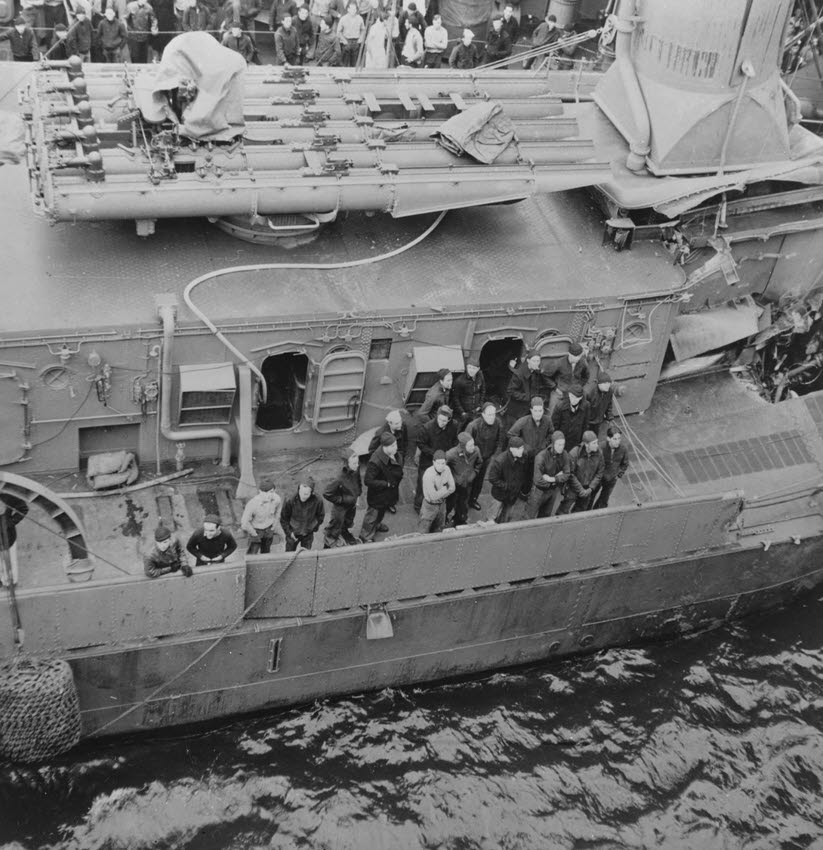 Crew on deck of USS Kearny (DD-432), Reykjavik 
