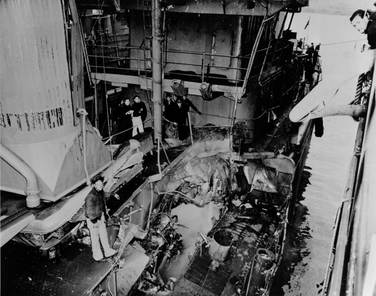 Damage amidships, USS Kearny (DD-432)
