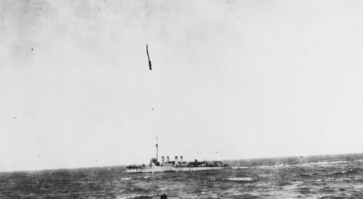 USS Laub (DD-263) receiving mail, 1919 