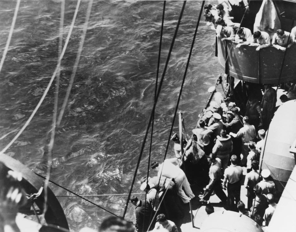 USS Maury (DD-401) rescuing crashed airmen 
