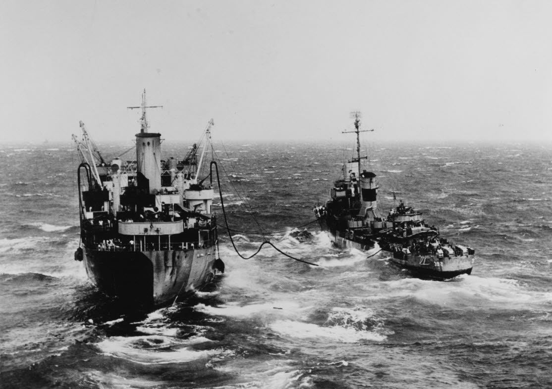 USS Patterson (DD-392) refueling at sea, Lingayen Bay 