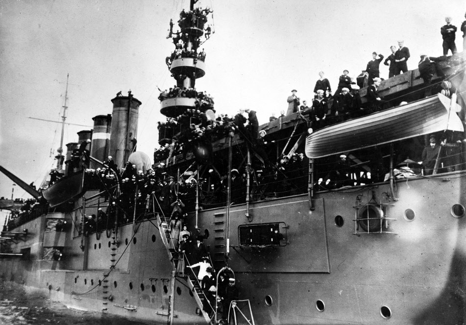 Guests leaving USS Pennsylvania (ACR-4) after Ely's flight 