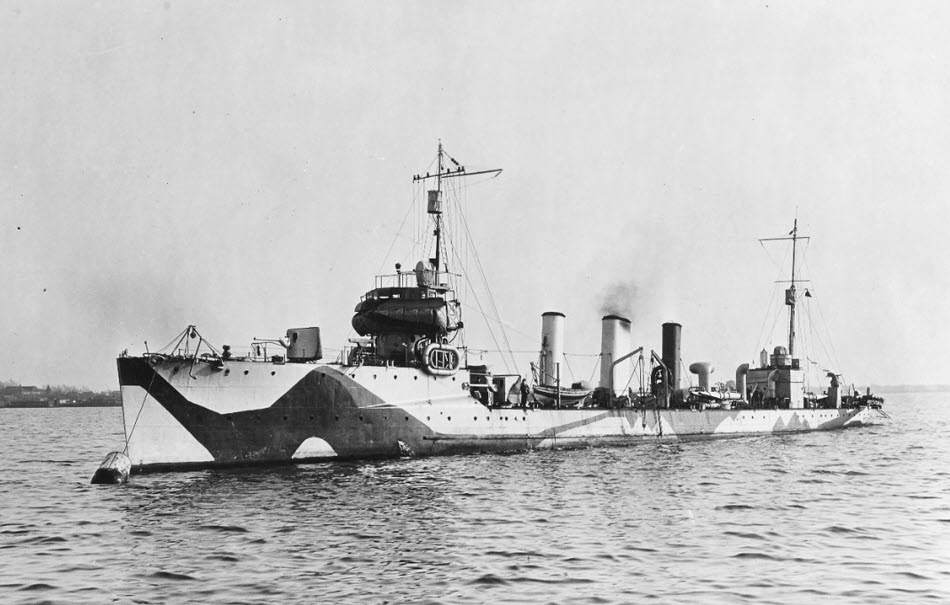 USS Perkins (DD-26) at anchor, 1918 