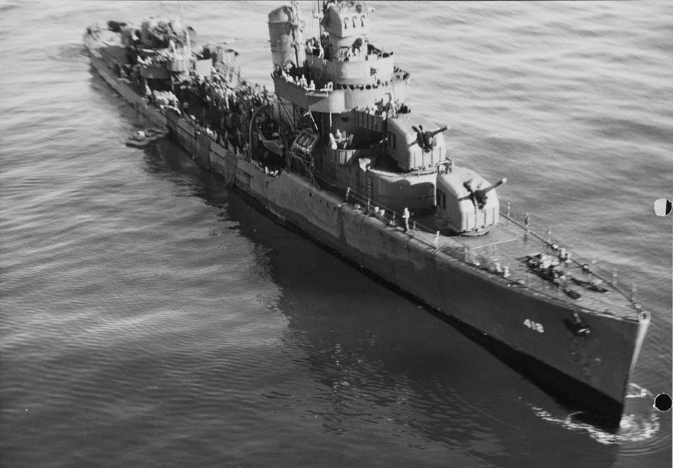 USS Roe (DD-418) rescuing crew of B-29 