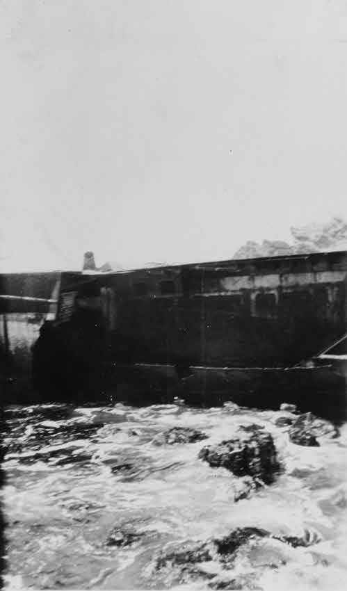 USS Woodbury (DD-309) aground off Honda Point 