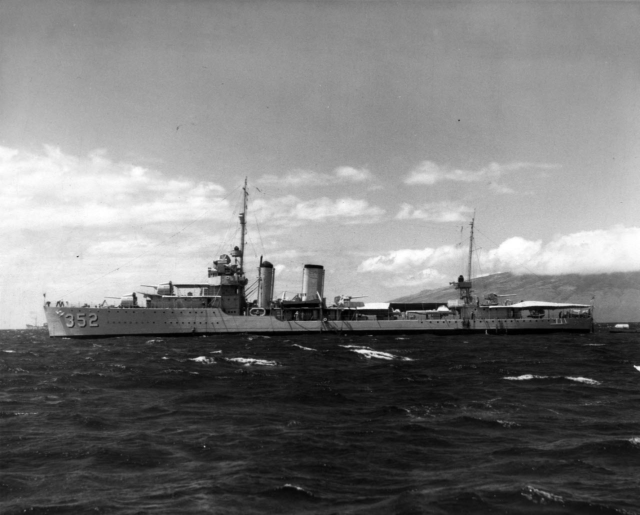 USS Worden (DD-352), anchored late 1930s 