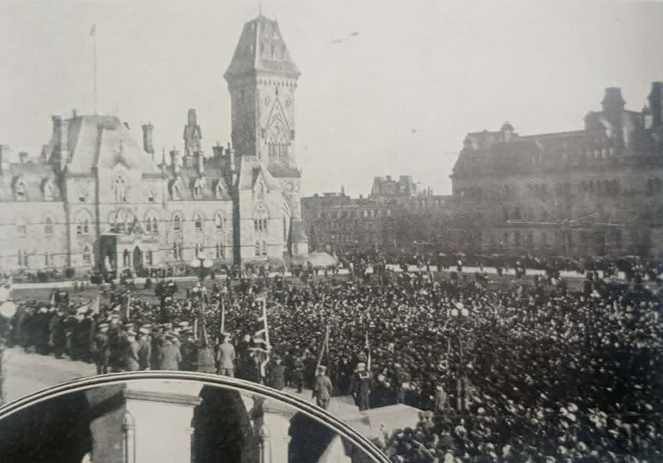 Crowds at Ottawa Armistice Day Service, 1918 