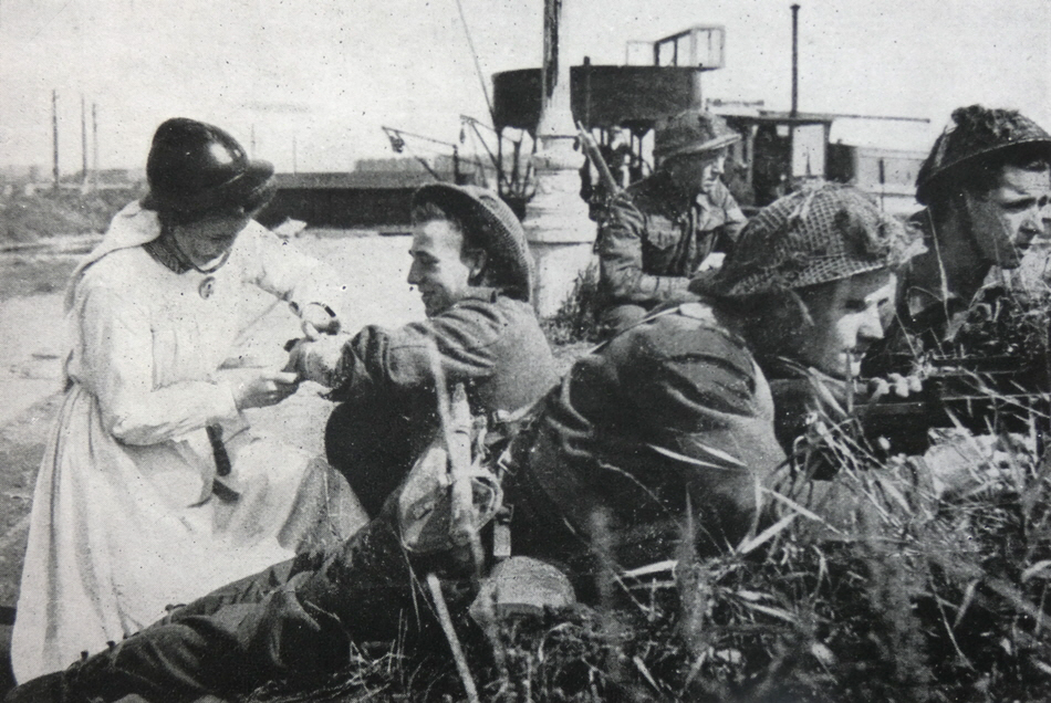 Mlle. Moreau nursing British wounded, Antwerp 