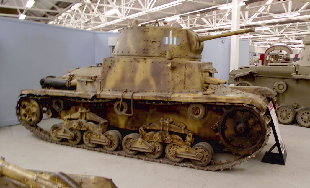 Carro Armato M14-41 from the right