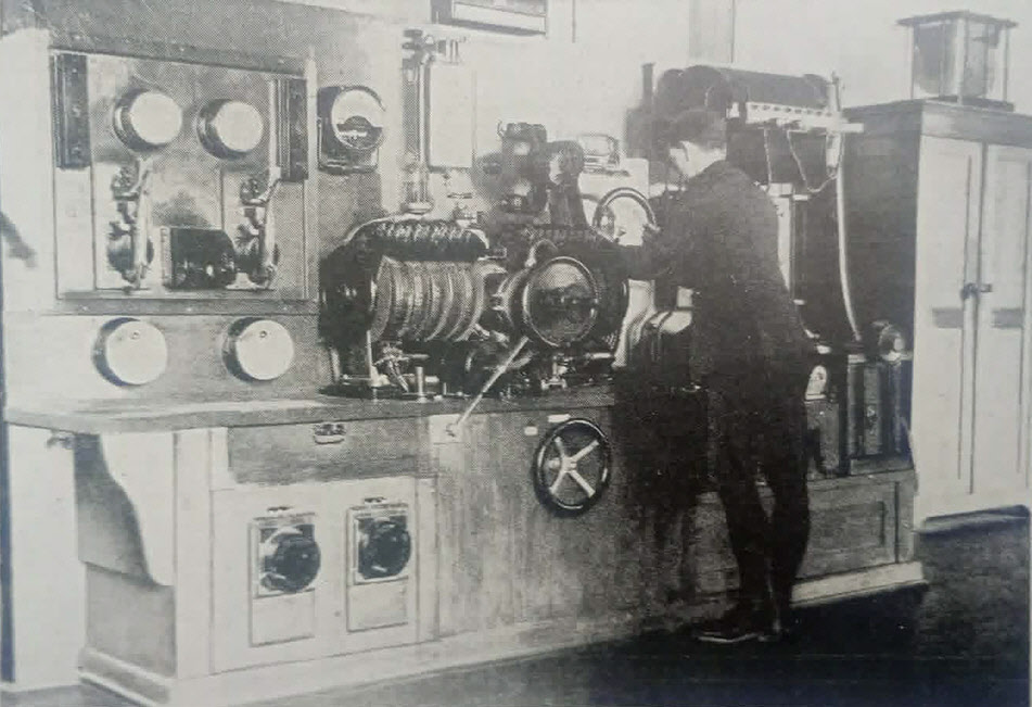 Changing the aerial on Poulsen radio, Cologne, c.1919 
