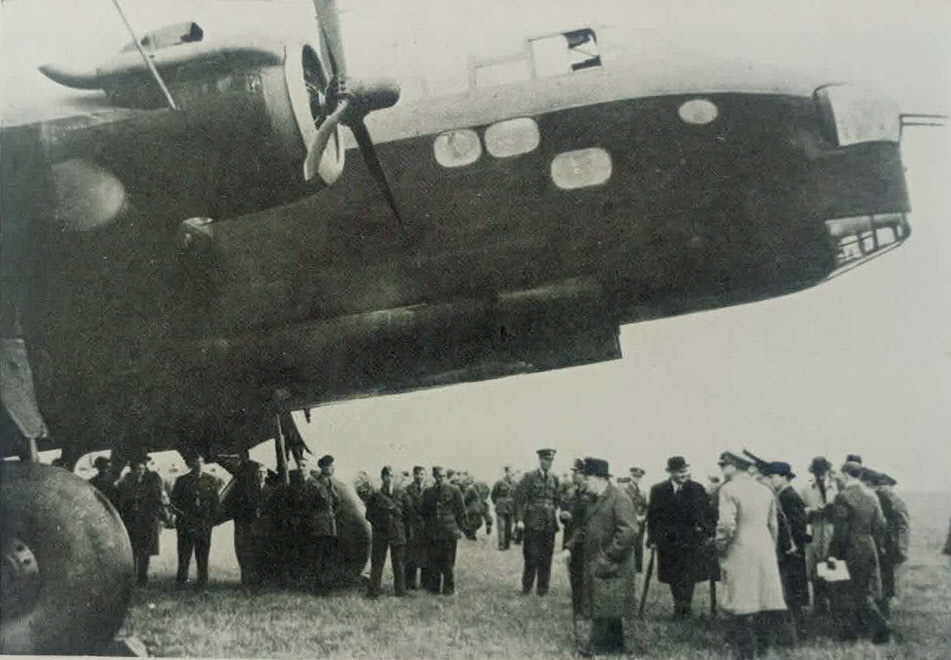 Churchill inspects Short Stirling 