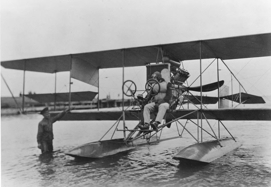Curtiss AH-13 with Double Pontoons 